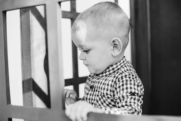 Маленький Мальчик Заинтересован Смотреть Вещи Улице Глядя Окно Закрытое Решеткой — стоковое фото