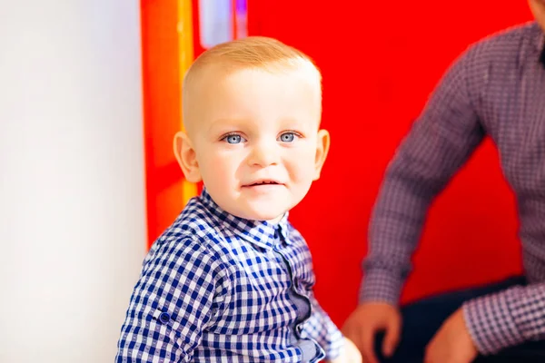 Счастливый Вид Маленького Мальчика Голубыми Глазами Голубой Рубашкой — стоковое фото