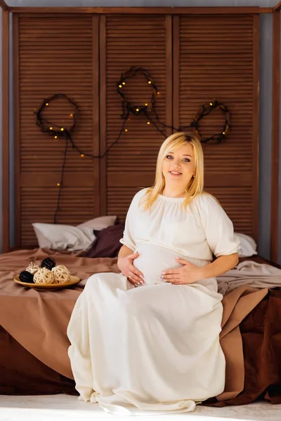 Gelukkig Blonde Vrouw Wachten Voor Geboorte Van Baby Zit Een — Stockfoto
