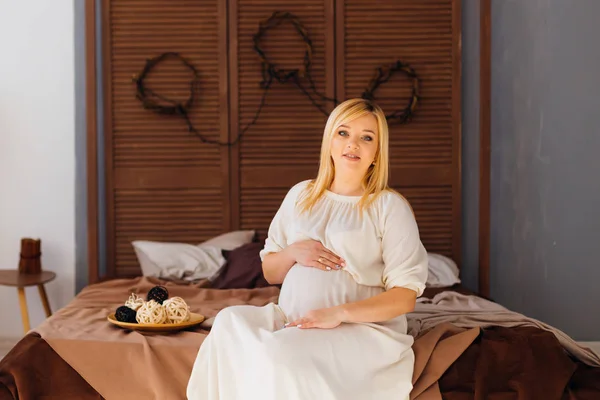Gelukkig Zwangere Vrouw Een Witte Jurk Omarmt Haar Buik Met — Stockfoto
