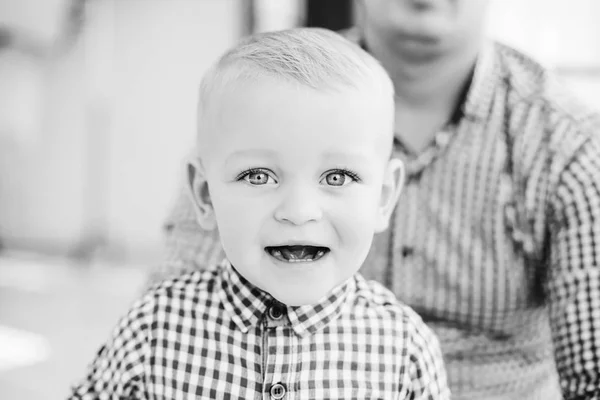 Ein Kleiner Sohn Sitzt Auf Den Knien Seines Vaters Und — Stockfoto