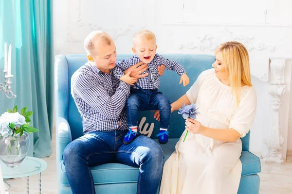 Um menino chorando nas mãos de seu pai que quer colocá-lo — Fotografia de Stock