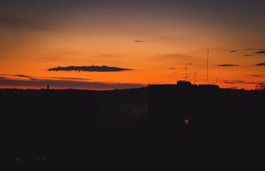 sabah gökyüzü mavi bulutlar ve siluet o turuncu tonu