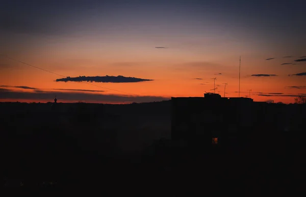 Morgengrauen seltsamer Farben über der morgendlichen Stadt — Stockfoto