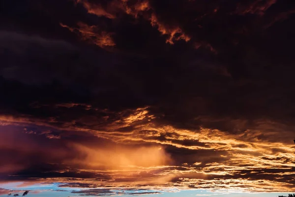 Πολύχρωμα Σύννεφα Στο Βραδινό Ουρανό Και Λιακάδα Που Λάμπουν Σκοτεινά — Φωτογραφία Αρχείου