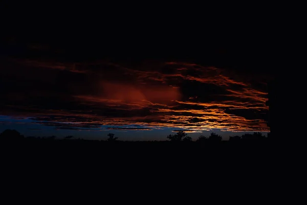 Solnedgång Och Mörka Moln Himlen Och Silhuetter Huset Och Träden — Stockfoto