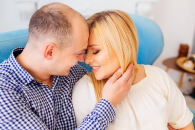 Adam gözlerini kapatan sevgili eşi çehresini dokunur