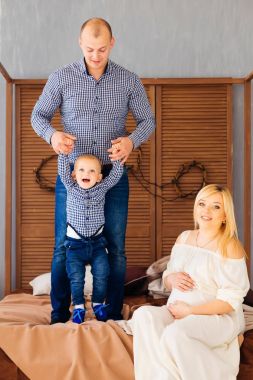 Baba oğluyla yatak yatak odası ve bir hamile oynamaya