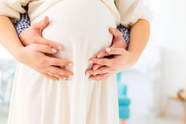 Zwangere Buik Geknuffeld Door Handen Van Toekomstige Ouders — Stockfoto