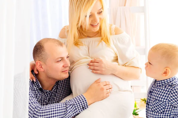 Terhes Feleség Férje Kezüket Hasát Kisfia Aki Megmutatja Neki Érzelmek — Stock Fotó