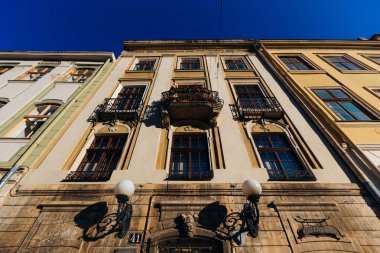 Lviv, Ukrayna - 15 Eylül 2017 - A view aşağıdan yukarıya fenerler güzel pencereler ve balkon ile binasında