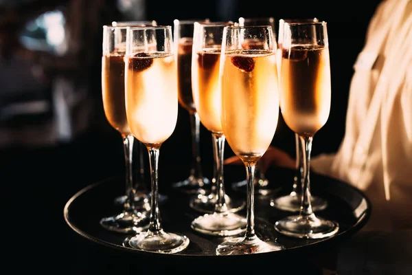 Cameriere Che Porta Vassoio Con Bicchiere Champagne — Foto Stock