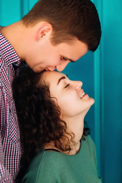 Het Vriendje Kussen Zijn Vriendin Met Krullend Haar Haar Voorhoofd — Stockfoto