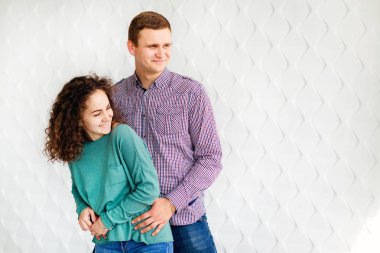 Bir kaç beyaz bir şekilde dekore edilmiş duvar arka plan üzerinde eğleniyor