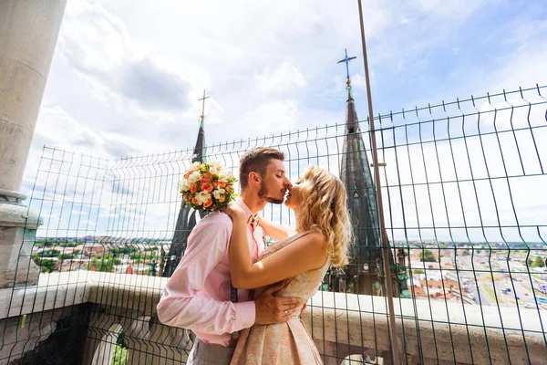 Vriendin heeft een chique boeket en haar vriendje en hij hugs ki — Stockfoto