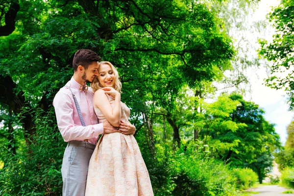 Das Mädchen in einem langen Kleid lächelt und sie umarmt einen Freund in einem — Stockfoto