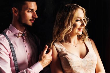 Şık giysiler içinde adam onun kız arkadaşı st el dokunuyor