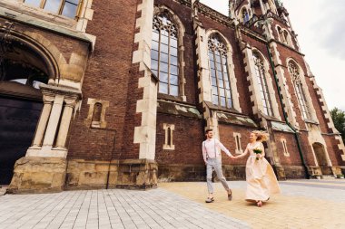 çiçekler ve onun erkek arkadaşı bir sürü güzel kız arkadaşını tutan ben