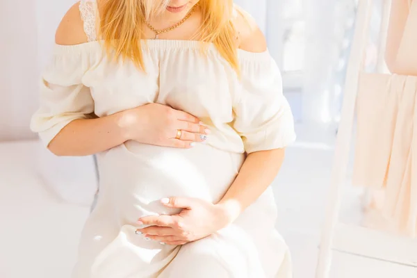 Zwangere Vrouw Zachtjes Strelen Haar Maag Zittend Stoel Buurt Van — Stockfoto