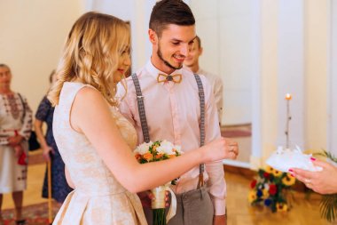 yeni evliler şenlikli bir törende stand ve onların biz değişimi