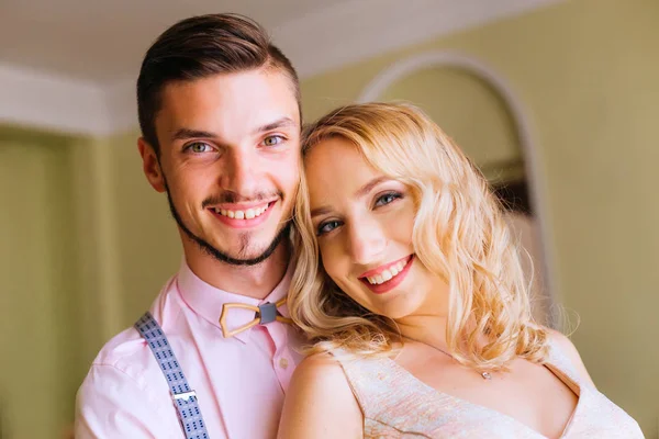 Gros plan d'un jeune couple qui sourire mignon et et en regardant le — Photo