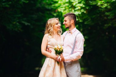 Erkek arkadaşı için bel hugs ve bakmak