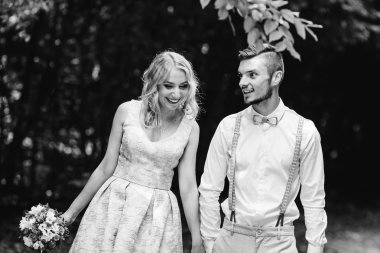 o yürürken kız arkadaşına bir adam heyecan verici bir şey söylüyor