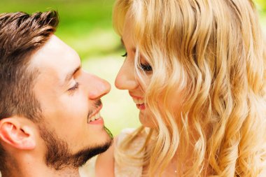 Onun b benzeyen bir kızın güzel bir saç modeli ile yakın çekim