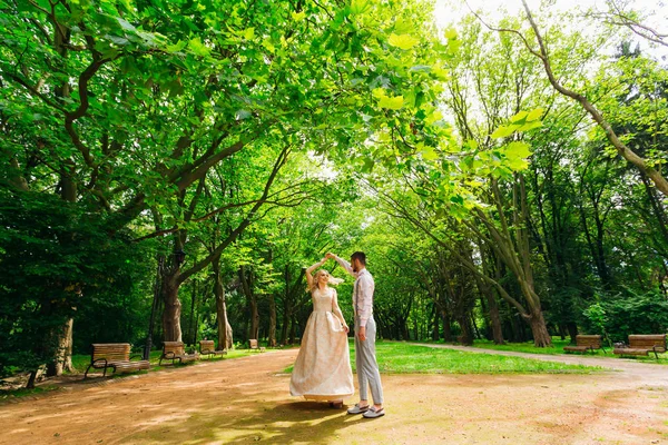 Il ragazzo e la sua ragazza ballano sullo sfondo di un verde — Foto Stock