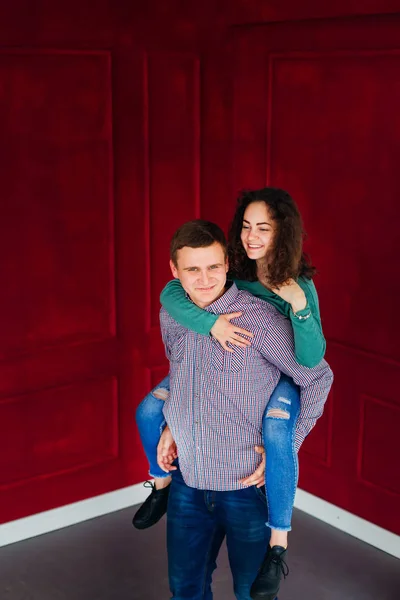 De vriend en zijn vriendin hun tijd doorbrengen in de rode roo — Stockfoto