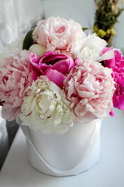 Regalo de flores. Peonías coloridas en caja de regalo blanca —  Fotos de Stock