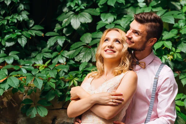 Ten jemně obejme přítelkyni na její pas na zadní straně — Stock fotografie