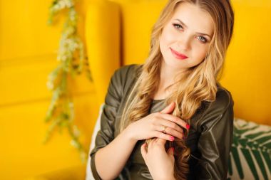 Harika bir saç modeli ve bir gent güzel bir kadınla Close-Up