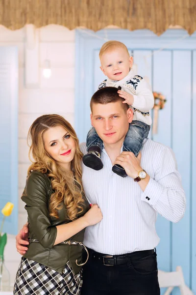 Un primo piano di una famiglia felice, padre che tiene un figlio sul collo un — Foto Stock