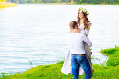 sonra adam gerçekten gülmeyen güzel eşi kaldırdı. Çift s