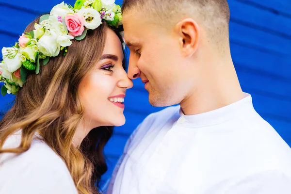 Ragazza carina con una bella corona di fiori sulla testa sorridente a — Foto Stock