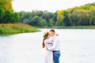 Güzel bir çift aşık dock o kucaklayan bir close-up