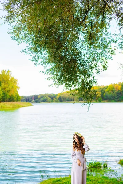 Πανέμορφη φθινοπωρινή φύση στην όχθη της λίμνης. χαριτωμένο κορίτσι στο f — Φωτογραφία Αρχείου
