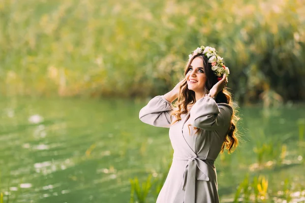 Beautiful Woman Corrects Her Pretty Flower Wreath Background Bulrush Lake — Stock Photo, Image