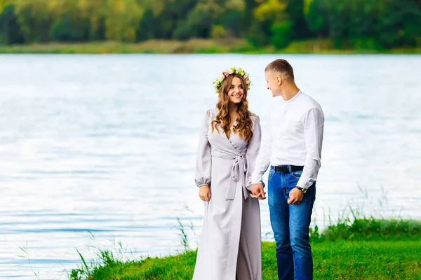 Egy nő, egy hosszú ruha, és ő head sétákra a szép koszorút — Stock Fotó