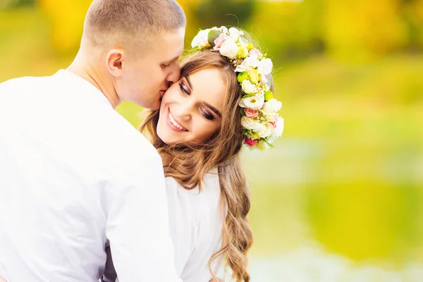 Um close-up de um homem beijando sua esposa com um belo penteado e — Fotografia de Stock