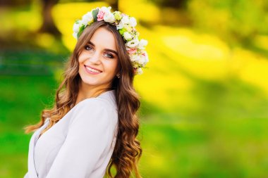 Kamera lensi ve sm bir kızla bir çelenk başında görünüyor