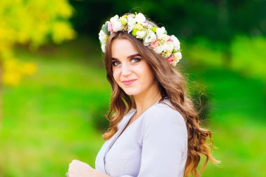 genç bir kadın ile bir çelenk kafasını ve güzel saç modeli l