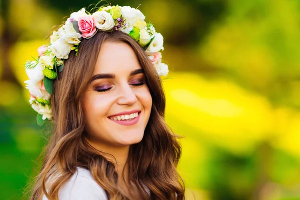 Close-up of a beautiful girl with a wreath of flowers on her hea — Stock Photo, Image