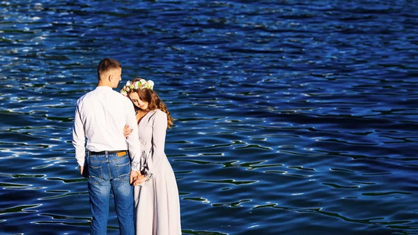 女性は優しく、湖の見える彼女の夫に傾く — ストック写真