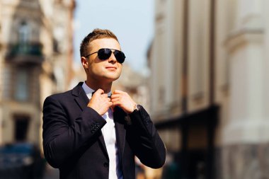 damat şık elbiseli papyon arka plan üzerine ayarlar