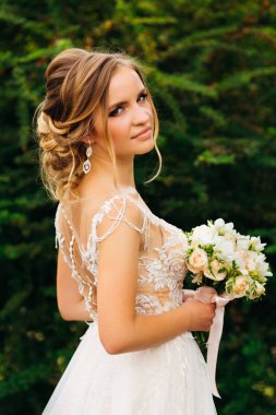 bir düğün buket tutan şık elbiseli güzel gelin ve