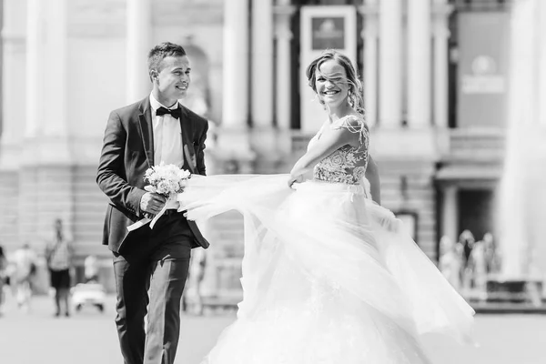 Feliz novia bailando con su prometido en un fondo de hermosa —  Fotos de Stock