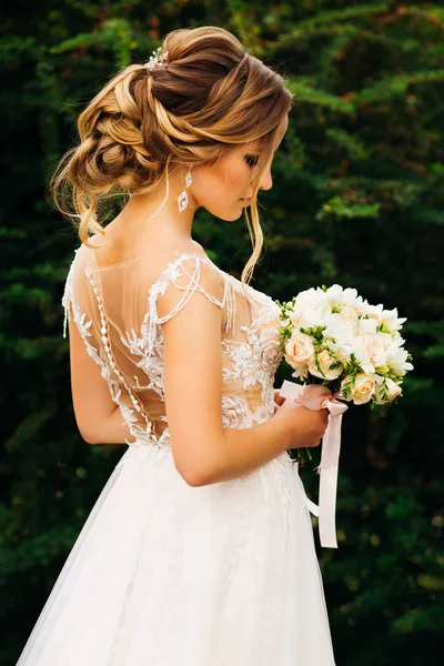 Sposa concepita in un bellissimo abito con uno stile di capelli affascinante — Foto Stock