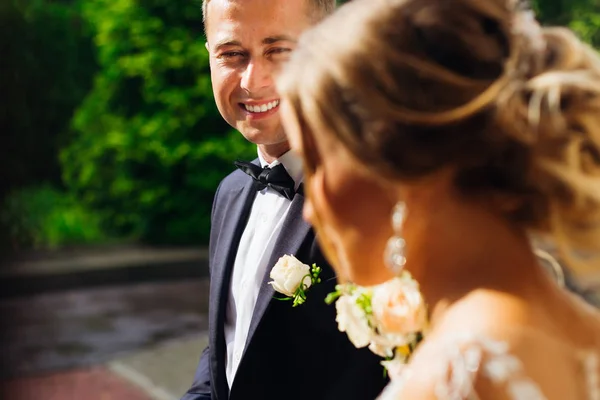 Boldog Vőlegény Mosolyog Menyasszonyára Amikor Sétálnak — Stock Fotó